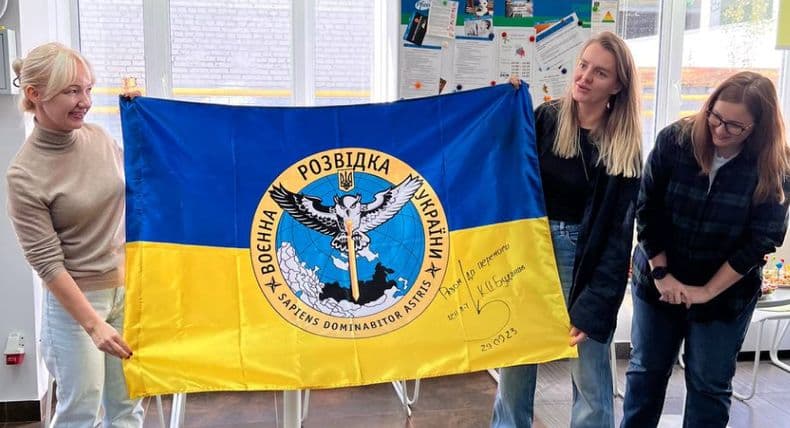 The FFU team handed over a flag with Budanov's signature for the Pfizer company