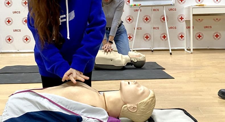 In honor of International Volunteer Day, we organized a helpful event for our team and friendly volunteers — training on first aid