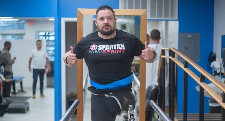 “Я не хотів, щоб моя дитина бачила війну”. Історія військового Артема Комісарчука, учасника програми протезування від фонду Future for Ukraine