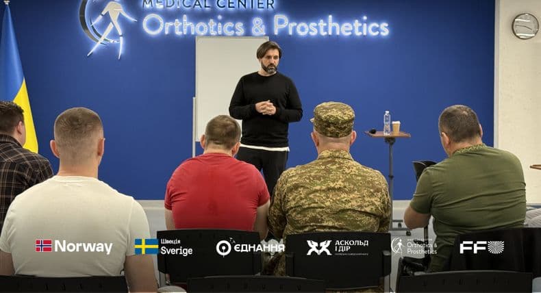 У Києві ветерани з втраченими кінцівками вчилися відповідати на некомфортні запитання та знаходити опору в імпровізації