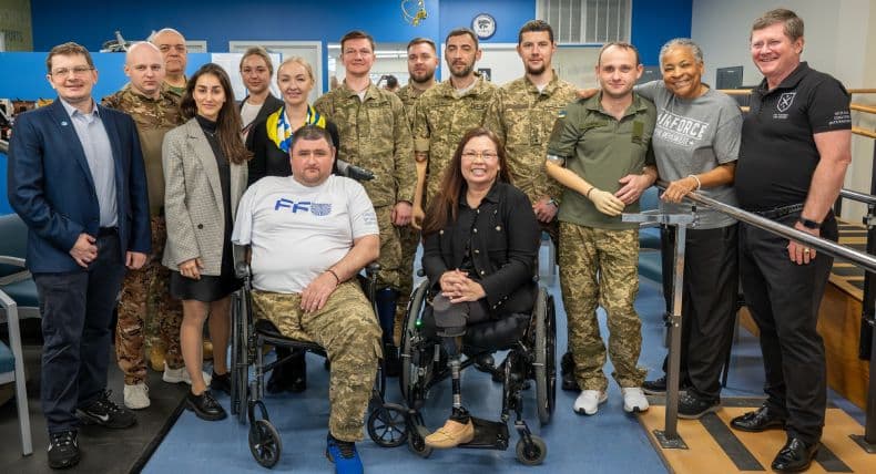 Tammy Duckworth meets with Ukrainian defenders